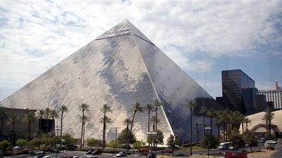 بالفيديو.. «سرقة الهرم الأكبر».. مخطط لاستنساخ هرم خوفو فى بريطانيا.. مجموعة أحجار من دول العالم لصبغه بالحضارة.. وضع كبسولة زمنية داخله وفتحها بعد ألف عام.. وتكلفته المبدئية تقدر بـ5 بلايين