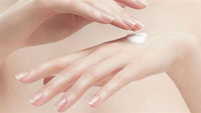 وصفة طبيعية لتنعيم وتفتيح اليدين