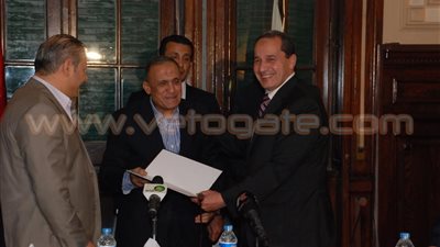 بالصور.. تسليم 30 منتفعا عقود بيع لتقنين أوضاعهم بأراضي هيئة التعمير