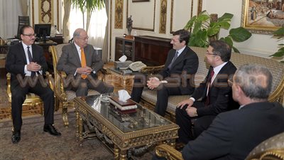 بالصور .. شريف إسماعيل يبحث مع رئيس مجموعة «فودافون» تعزيز التعاون