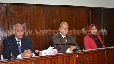 بالصور.. محافظ الإسماعيلية يناقش خطة عمل فريق وحدة تطوير الأداء