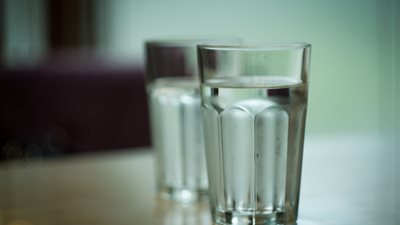 تعرف على سبب عدم الشرب من أكواب الفنادق