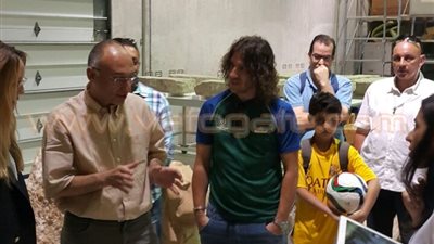 لاعب برشلونة السابق يزور المتحف المصري الكبير وأهرامات الجيزة