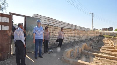محافظ الوادي الجديد يتابع أعمال إنشاء أسوار للمقابر