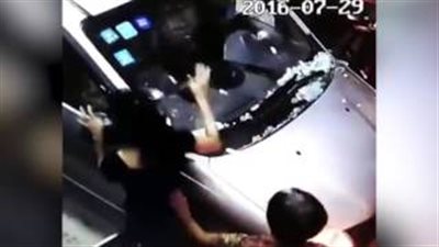 بالفيديو والصور.. لحظة اقتحام سيارة لمنزل ودهس أم وطفلها