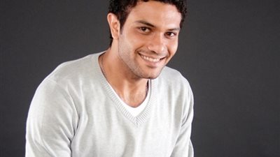 آسر ياسين يزور مستشفى أبوالريش ببرنامج «واحد من الناس»