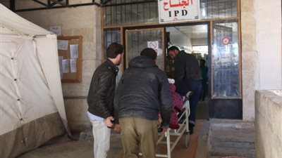 بالصور.. إجلاء المرضى من مستشفى سورية خوفا من هجوم داعش