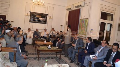 بالصور.. محافظ المنيا يعقد «لقاء محبة» بين أطراف «أزمة الكرم»
