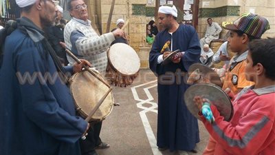 بالصور.. تجمع أنصار الطريقة الرفاعية بساحة مسجد السيدة زينب