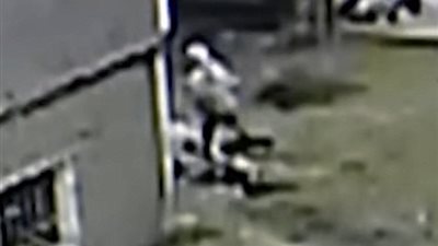 بالفيديو والصور.. لحظة مصرع امرأة سقط على رأسها جسم معدنى من الدور الـ16