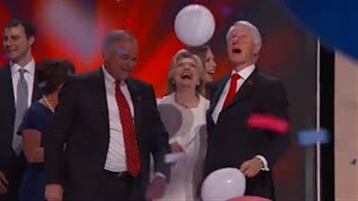 بالفيديو.. لقطات طريفة لـ«بيل كلينتون» يلعب بالبلالين