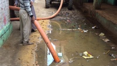 أهالي «قرقشندة» بالقليوبية يشكون خروج المياه من باطن الأرض