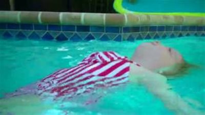 بالفيديو.. طفلة تستعرض مهاراتها في السباحة