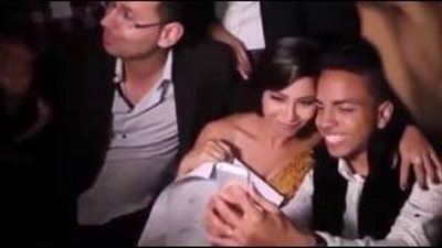 بالفيديو.. شاب مغربي يحرج المطربة شيرين ويمطرها بالقبلات