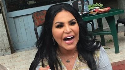 بالفيديو.. المطربة أحلام تتناول فول وطعمية من مطعم «الجحش» بالسيدة