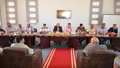 محافظ الإسماعيلية يتفقد الحقل الإرشادى وأحواض الرى بقرية الأمل