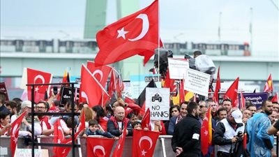 بالفيديو.. احتشاد الآلاف من أنصار ومناهضي «أردوغان» في ألمانيا