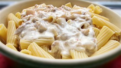 طريقة إعداد «مكرونة بمكعبات الدجاج والجبن الرومي»