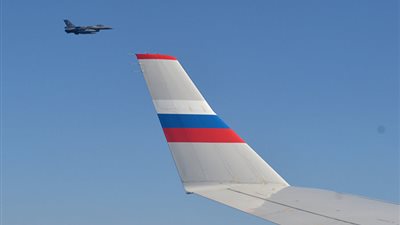 بالصور.. مقاتلات «إف 16» تقترب من طائرة بوتين الخاصة