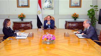 السيسي يكلف بتنشيط المشروعات الصغيرة والمتوسطة وتوفير فرص العمل