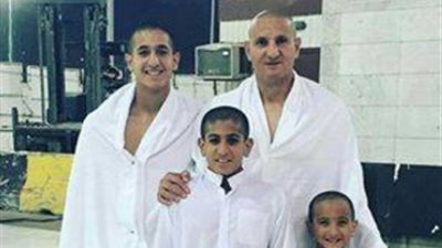 طارق سليمان يؤدي مناسك العمرة برفقة أسرته