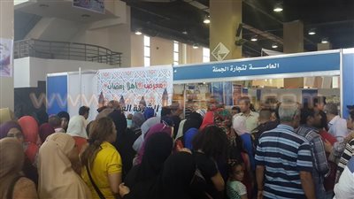 بالفيديو.. زحام ومشادات على شراء السلع بمعرض «أهلا رمضان»