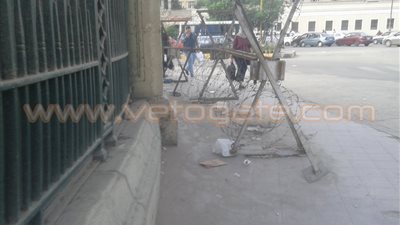 بالصور.. سور جامعة القاهرة جرافيتي وكتب وأسلاك شائكة