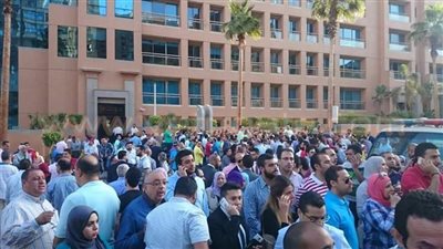 بالصور.. تجمهر المواطنين لحجز شقق ماونتن فيو بـ7 آلاف جنيه للمتر