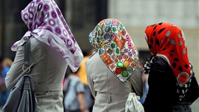 «سوق للنخاسة في 6 أكتوبر».. سوريات للبيع بـ«شرع الله» داخل مكاتب الزواج.. هربن من جحيم المعارك وسقطن في أسر الباحثين عن المتعة.. سلفي يصطادهن مقابل توفير الملاذ.. وفتيات يقبلن دور 