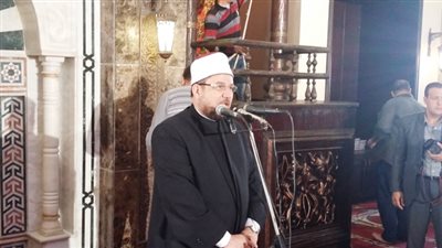 وزير الأوقاف من بني سويف: من يتجرأ على علم الدولة «جاهل بدينه»