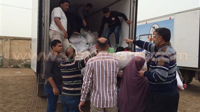 بالصور.. «العاصمة الثانية» يوزع 1500 عبوة مواد غذائية بالإسكندرية