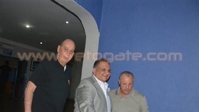 السفير المصري بنيجيريا يؤازر الفراعنة قبل مواجهة النسور