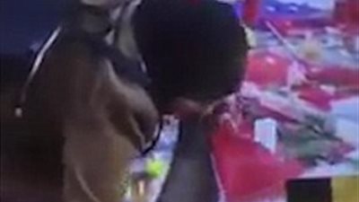 بالفيديو.. امرأة تمزق علم إسرائيل في بروكسل