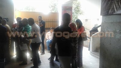 المتظلمون من نتيجة الثانوية العامة يواصلون الاطلاع على إجاباتهم