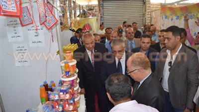 وزيرا التنمية المحلية والثقافة يتفقدان معرض أهلا رمضان بالمنيا
