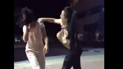 بالفيديو.. «خناقة بالأيدي» بين نجمة «أراب أيدول» منال موسى وصديقتها