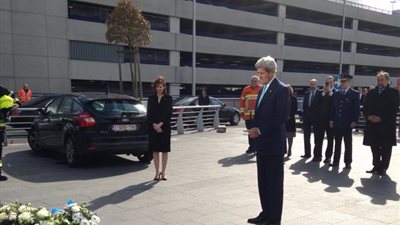 كيري يضع إكليلًا من الزهور على النصب التذكاري لضحايا هجمات بروكسل