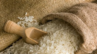 ضبط 975 كيلو أرز مجهول المصدر بمخزن مواد غذائية في المنيا