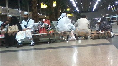 بالصور.. مطار القاهرة يتزين بالموائد العائلية لتناول الإفطار