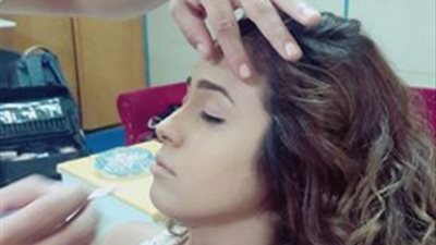 صورة جديدة لرنا سماحة من كواليس مسلسل «أزمة نسب»