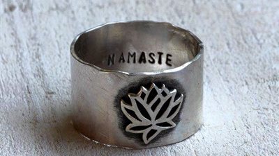 بالصور.. خواتم الفضة تزيد من جاذبيتك