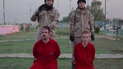 بالفيديو والصور.. «داعش» يذبح رهينتين أمام الأطفال بالعراق