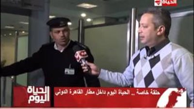 بالفيديو.. تامر أمين يخضع للتفتيش الذاتي بمطار القاهرة