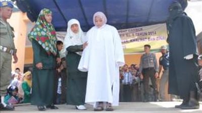 بالفيديو.. إقامة حد الزنا على 6 شباب وفتيات في إندونيسيا