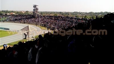 نائب سفير فنزويلا تحضر مباراة مصر ونيجيريا بالزي الفرعوني