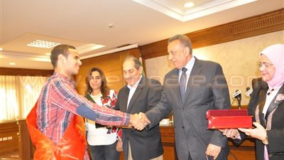 بالصور.. محافظ الجيزة يكرم أوائل الثانوية العامة من أبناء المحافظة
