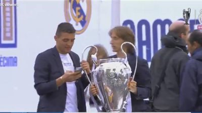 بالفيديو.. احتفال أسطوري لجمهور ريـال مدريد بعد التتويج بأبطال أوروبا