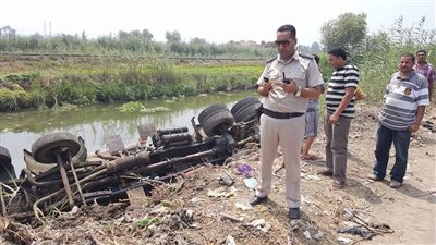 بالصور.. انقلاب سيارة نقل «خرسانة» في ترعة بدمياط