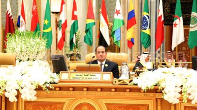 مصر بلد الأمن والأمان..السيسي يستقبل وفدا من المشاركين في ملتقى مصر الثانى للاستثمار.. يستعرض المشروعات القومية.. يبحث توفير فرص عمل للشباب.. يناقش سبل جذب الاستثمارات.. وتذليل عقبات المستثمرين الأبرز