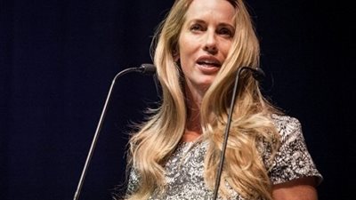 أرملة ستيف جوبز تعلن ارتباطها بأستاذ جامعي يصغرها بـ 7 سنوات